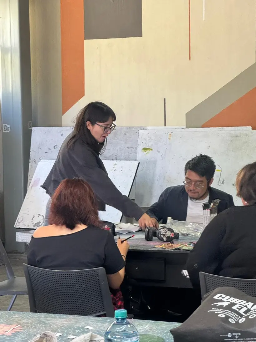 María José Alba Valerio impartiendo un taller de gráfica en su estudio